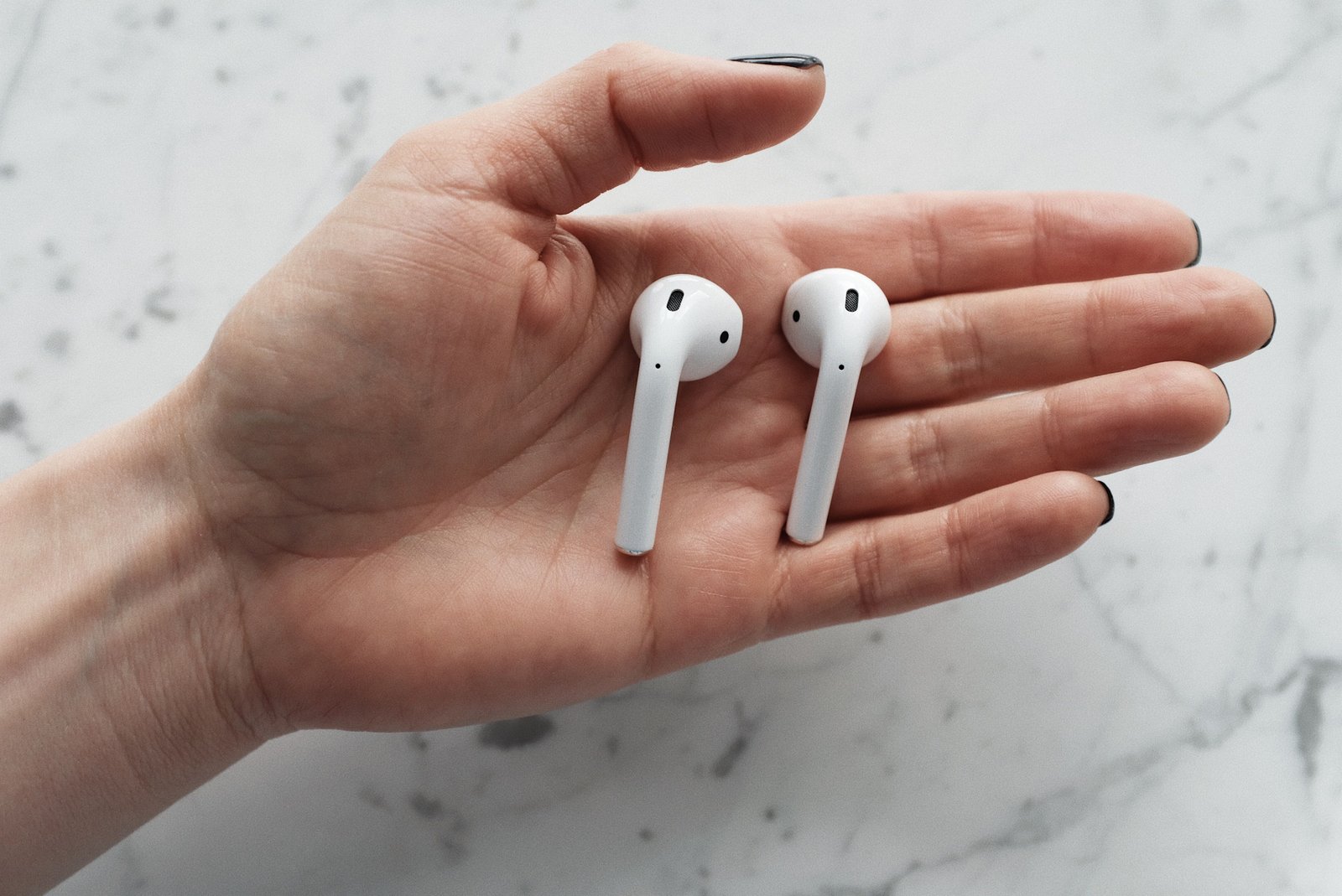 Wireless Handsfree vs Earbuds: Which One Should You Buy?